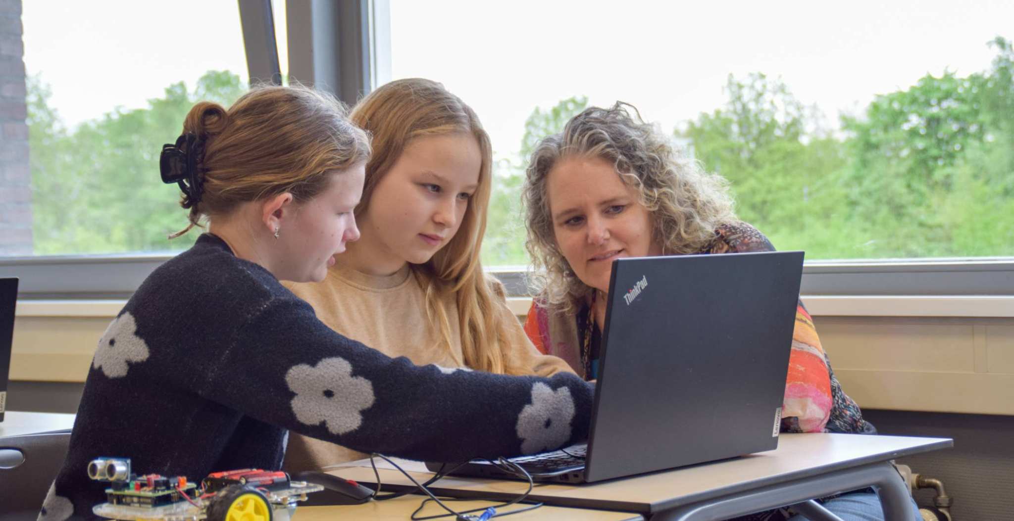 Leerlingen Iglesias en Dishita achter de laptop in de klas