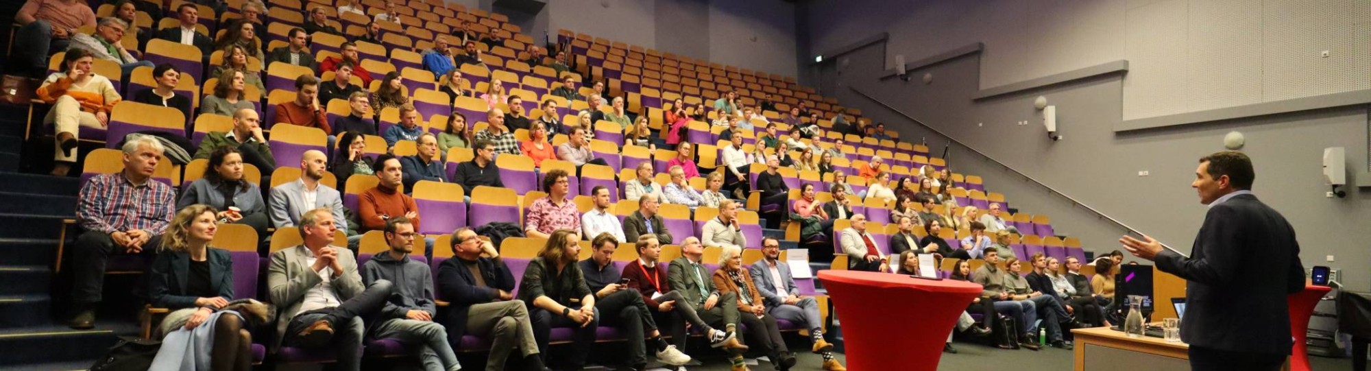 Publiek in het auditorium luistert aandachtig naar de keynote van Tim van Hattum van de WUR tijdens de Circulaire Oogst van het HAN Centrum Meervoudige Waardecreatie.