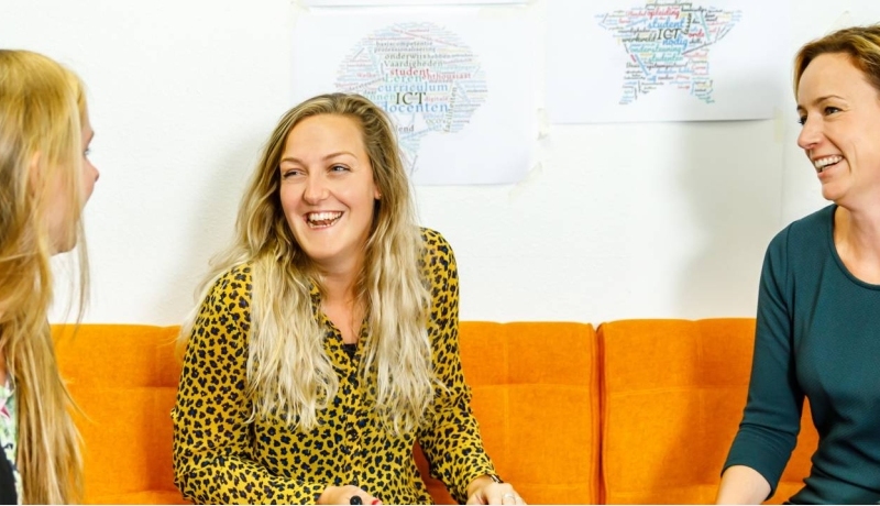 drie studenten van de master ontwerpen van eigentijds leren, lachen.