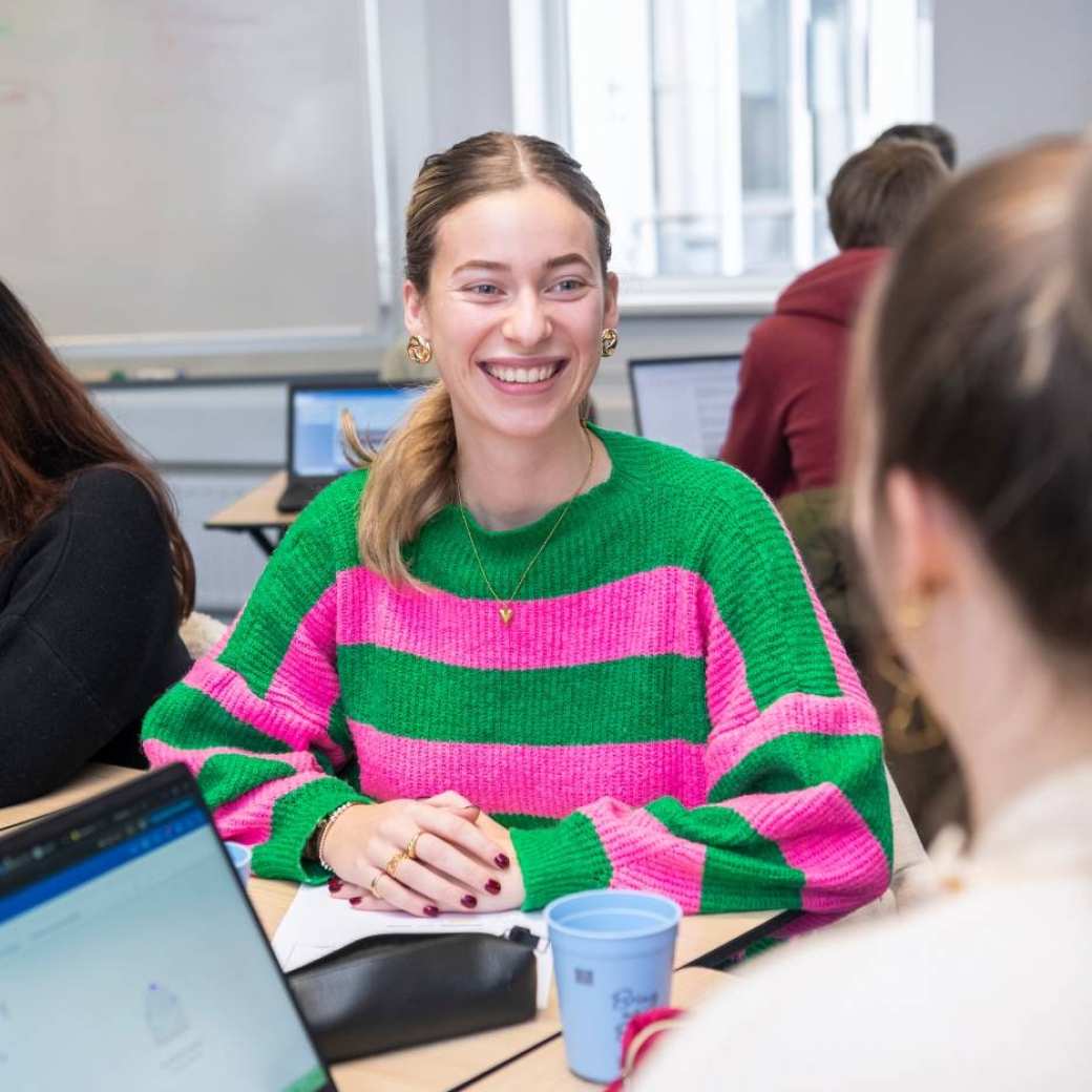 AMM LLO Caitlyn tijdens les Social Work deeltijd