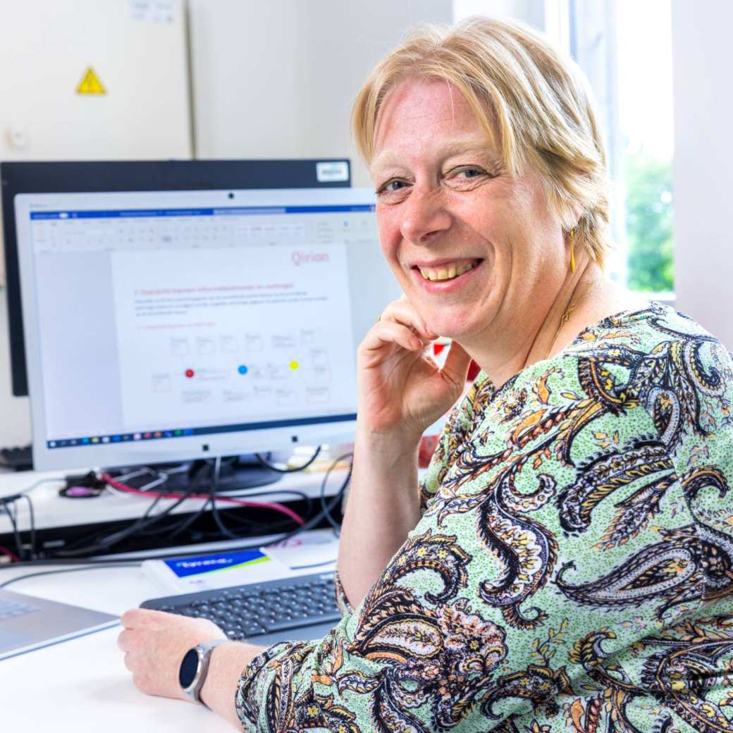 Monique op haar werkplek bij Qirion