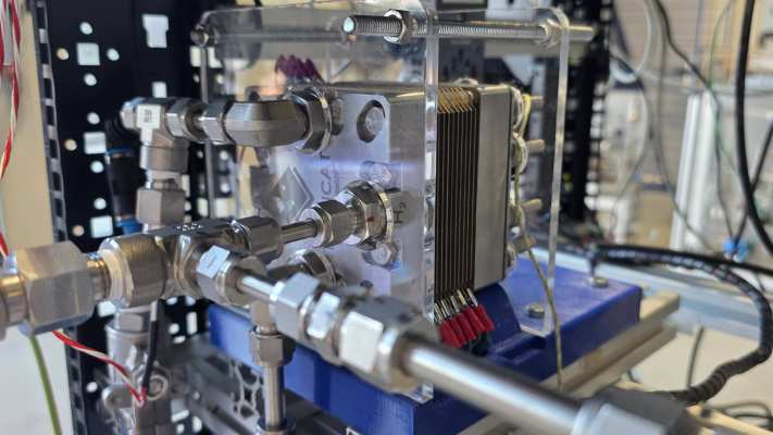 Foto van machines elektrolyse-installaties binnen onderzoek Sander Helmig voor HyPRO-project