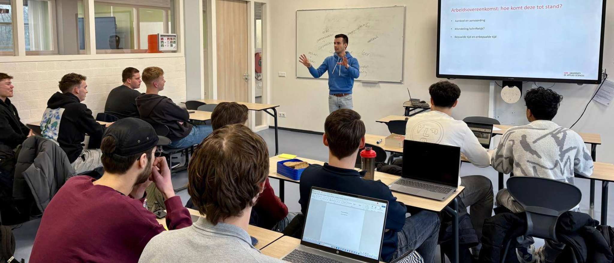 Steef Verheijen geeft topcollege over arbeidsrecht aan HAN-studenten Technische Bedrijfskunde