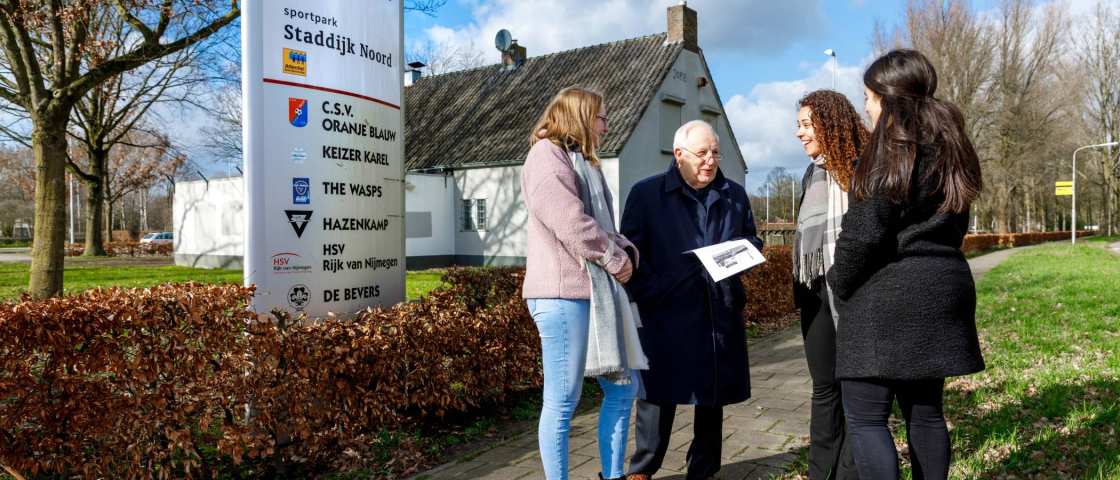 luisteren aandachtig naar verhalen uit het verleden