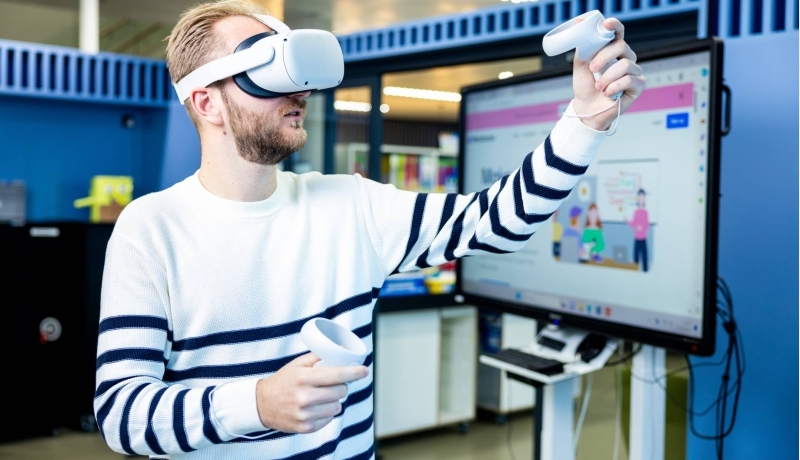 Jongen met VR-bril, doet simulatie laaggeletterdheid