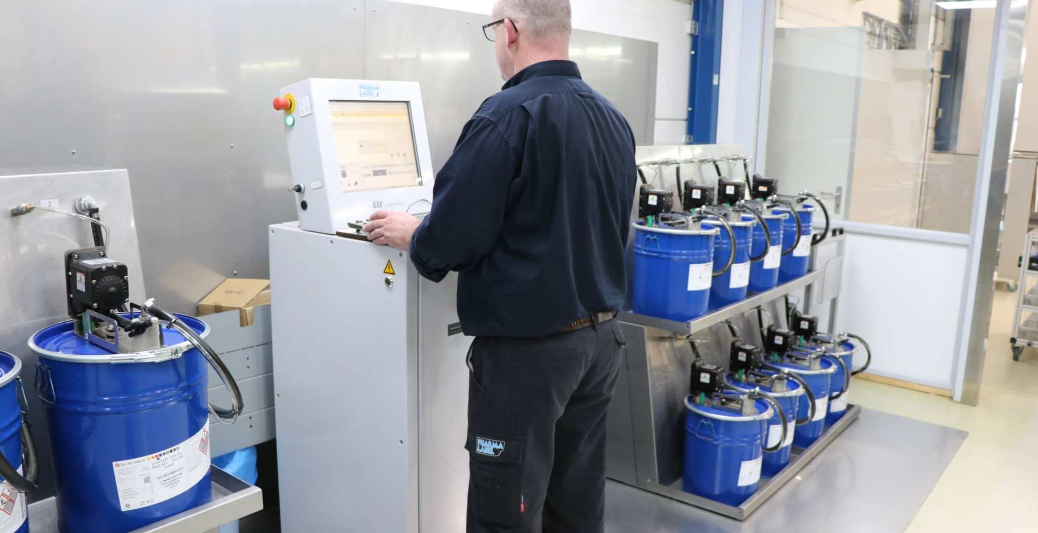 Medewerker GSE aan het werk voor een machine