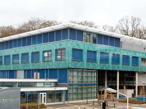 Ruitenberglaan 26 gebouw HAN Academie Built Environment met sculptuur Opstijgende en neerstortende Icarus van Marius van Beek