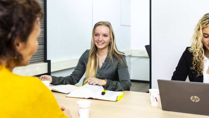 2 studenten bij de Rechtswinkel