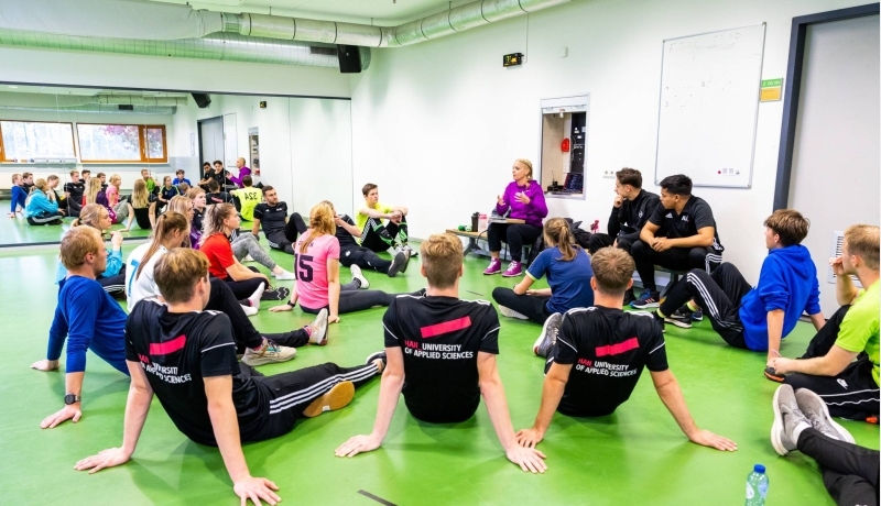ALO-studenten luisteren naar docente tijdens sportles