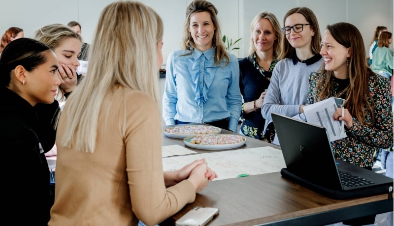 Gesprek van mensen, blonde vrouw met blauwe top