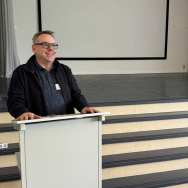 Foto van Johan Graus op het podium bij het symposium the Future of English Teaching