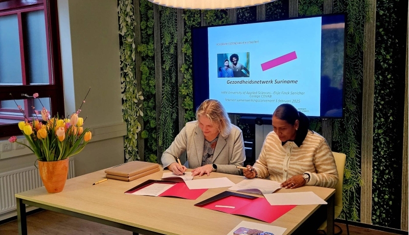 Femke Donderwinkel HAN en Angèle Wallerlei-Kumbangsila COVAB ondertekenen samenwerkingsovereenkomst voor Gezondheidsnetwerk Suriname