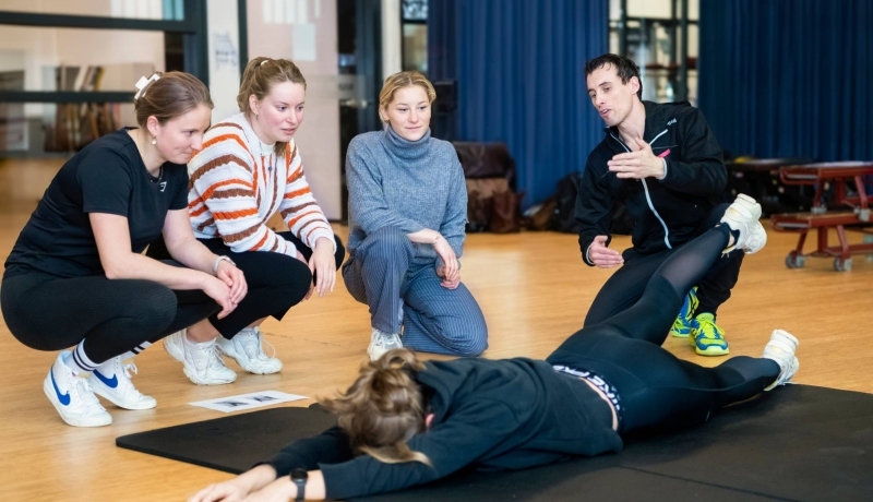 Studenten van de master sportfysiotherapie aan het werk in de gymzaal