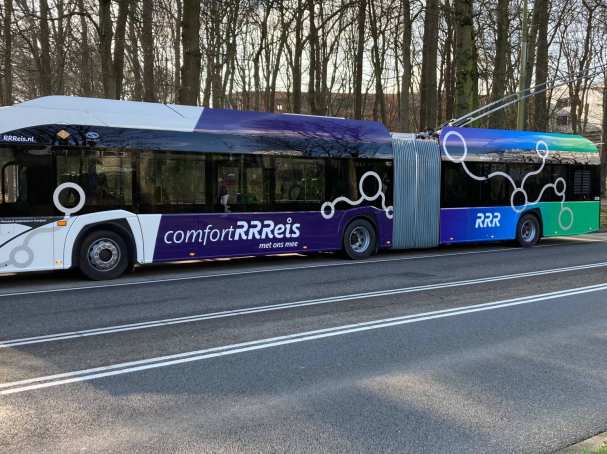 Nieuwe trolleybus Arnhem, voor de deur van HAN r31