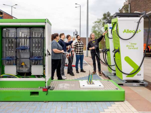 Future your Energy opleiding van Technische Bedrijfskunde associate degree. Studenten krijgen uitleg over de mogelijkheden van de energietransitie. Uitleg door docent van de HAN.