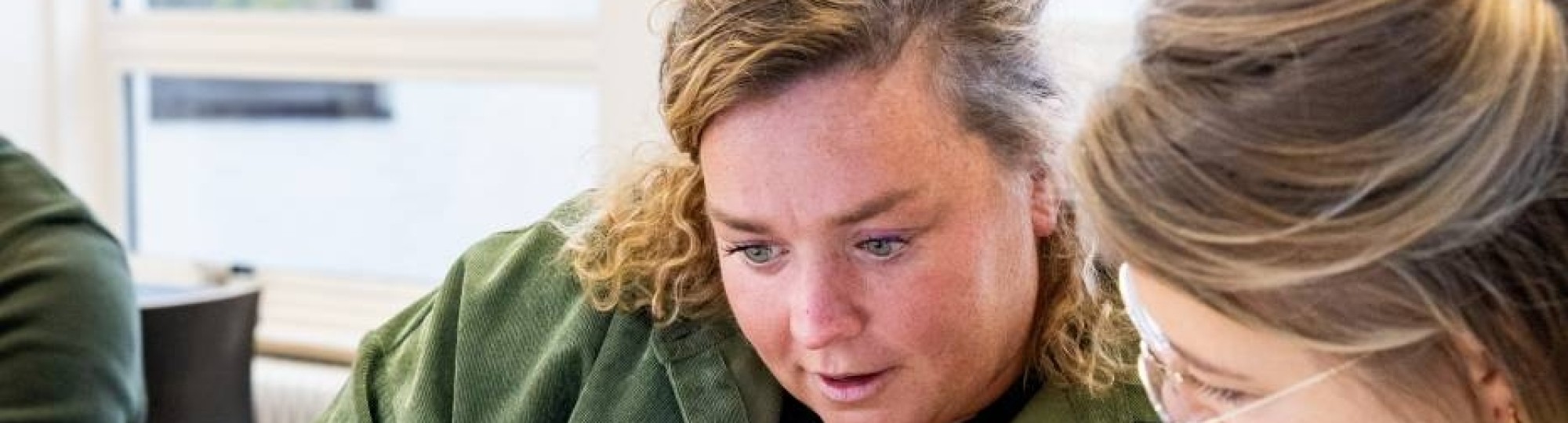 AMM LLO Kiki en Rowie werken tijdens de les aan een opdracht