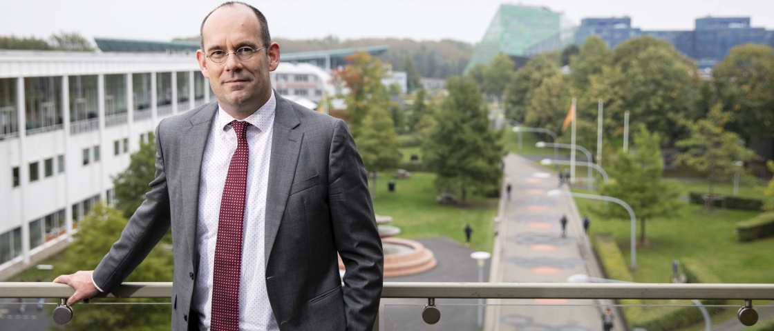 Fokko Bakker en Remco Hofijzer poseren met hun robotpak