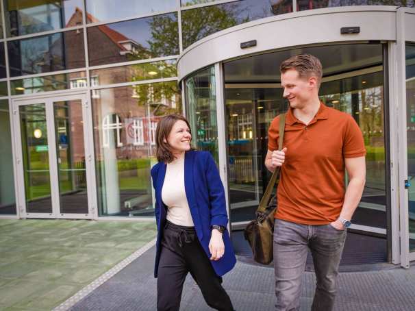 Learning & Development deeltijd, laan van scheut 10, draaideur, lopen, praten, lachen, 2022