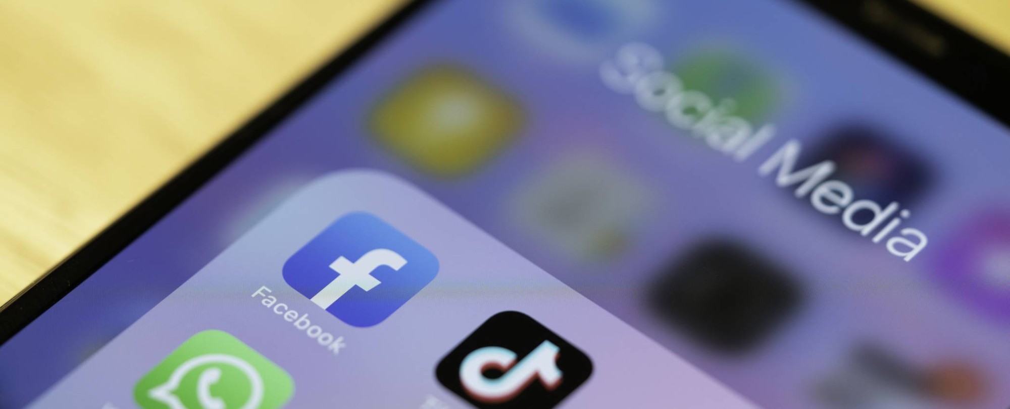 Deelnemers aan de cursus Social Media werken samen achter hun laptop op de HAN campus Arnhem