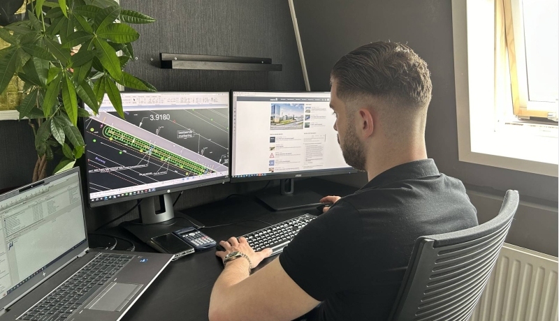 Koen is thuis aan het werk