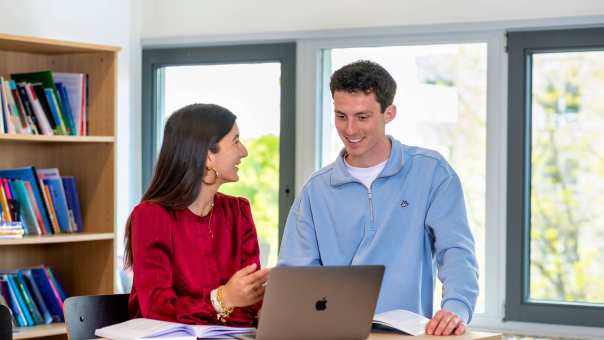 Twee studenten van HAN Toegepaste Psychologie werken samen achter de laptop