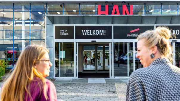 Studenten lopen gebouw HAN binnen