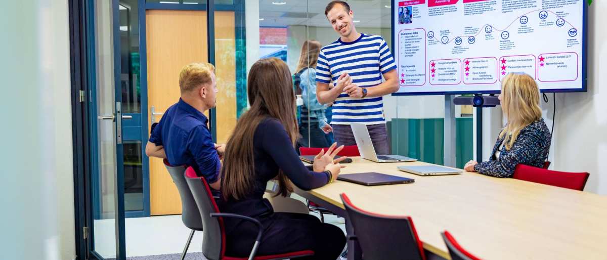 Studenten van de associate degree Commerciële Economie deeltijd, duaal uitstroom Online Marketing in overleg over customer journey map.