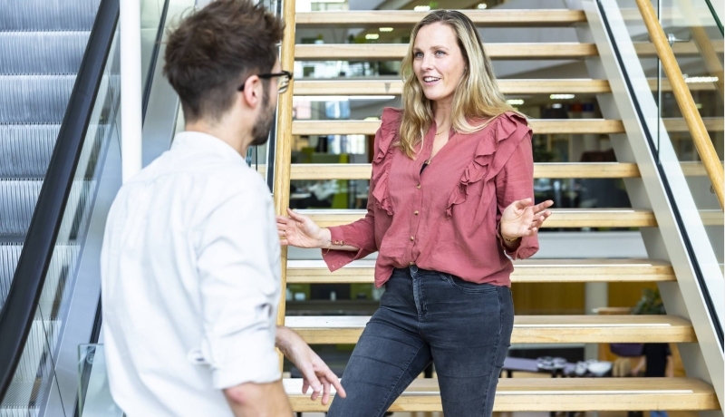 Studente in gesprek met haar docent.