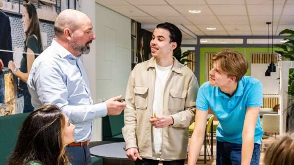 Studenten van hbo HRM krijgen uitleg van een docent