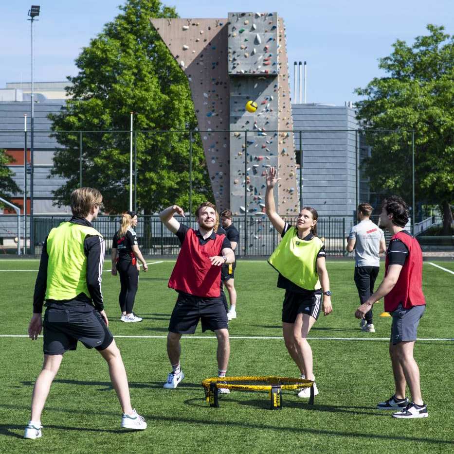 studenten zijn bezig met een sportactiviteit op het buiten sportveld