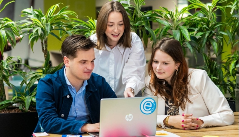 Commerciële Economie coach wijst naar laptop