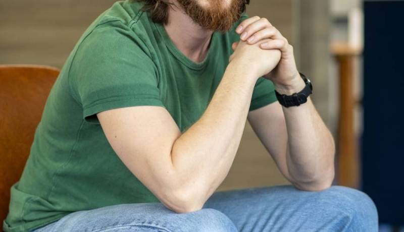 ALLEEN VOOR DE MANP | Portret van Jeffrey Hulzentop op een stoel, masterstudent van de opleiding verpleegkundig specialist op de HAN. Foto ten behoeve van testimonial MANP.