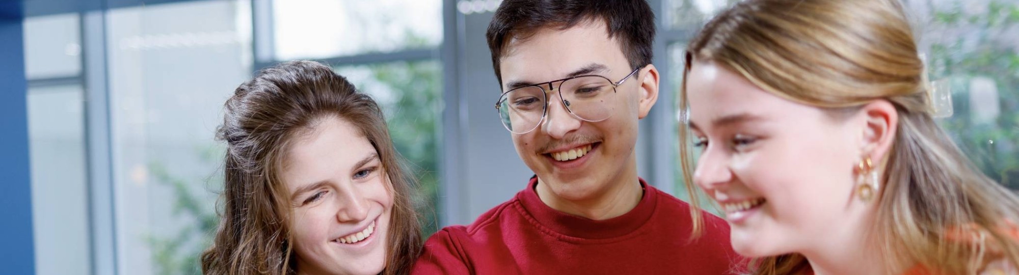 HAN Academie Educatie, Pabo, Pabo-ALO, ALPO, voltijd en deeltijd, studenten kijken samen op ipad lachen, 2024
