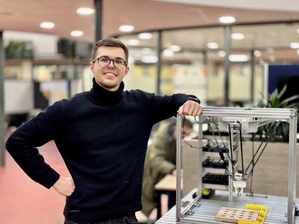 Student Technical Engineering staat aan de slimme assemblagelijn