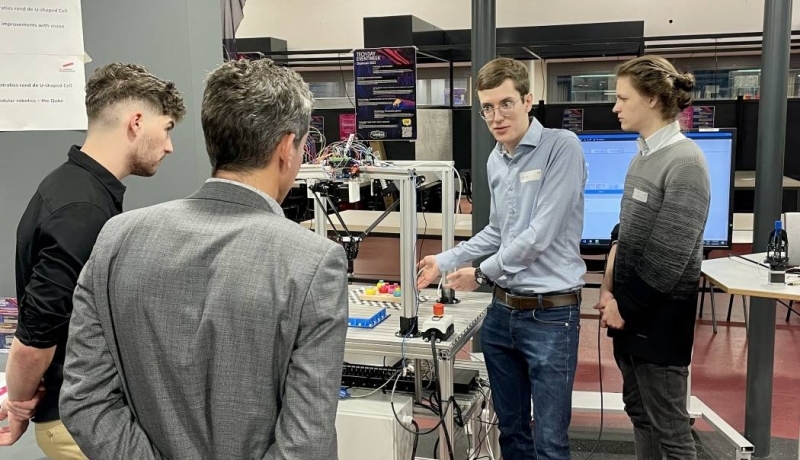 Presentaties en demonstraties van HAN-studenten bij de smart u-shaped assembly cell tijdens het HAN Lean Event