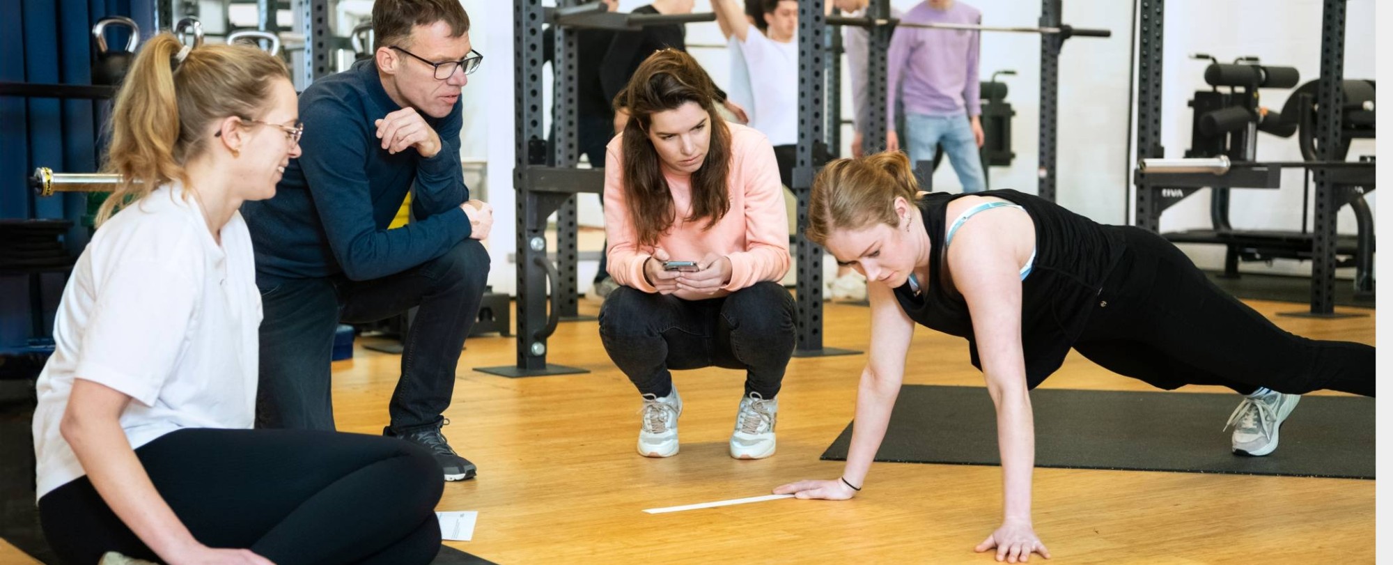 Studenten Sportfysiotherapie aan de slag in de gymzaal.