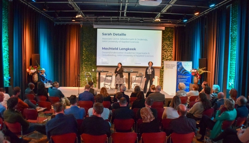 Sarah Detaille en Mechteld Lengkeek van het lectoraat Human Capital innovations bij de slotbijeenkomst van het project Leercultuur MKB.