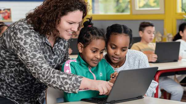 Docent samen met kinderen aan het werk