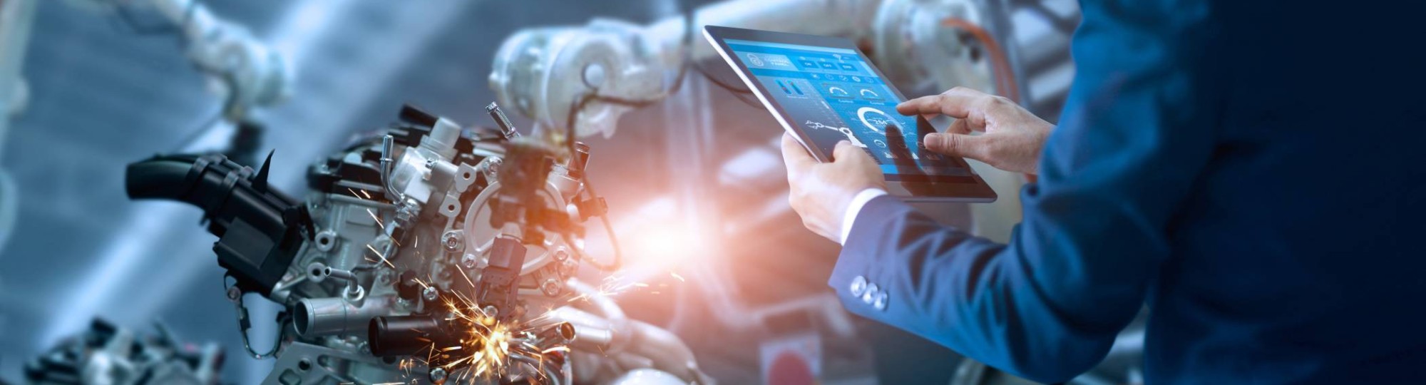 Engineer staat op slimme productievloer met robotarmen