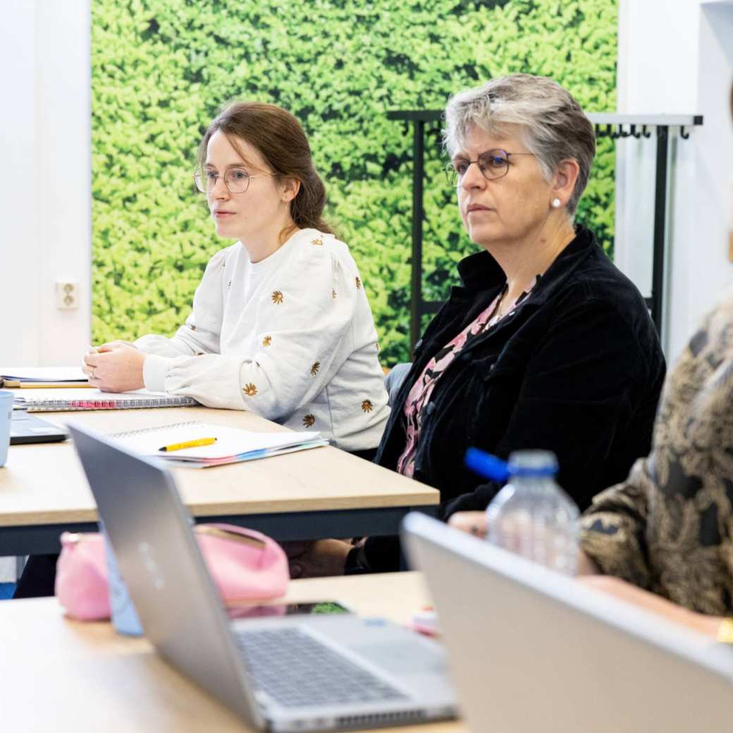 AMM LLO drie studenten luisteren tijdens de les