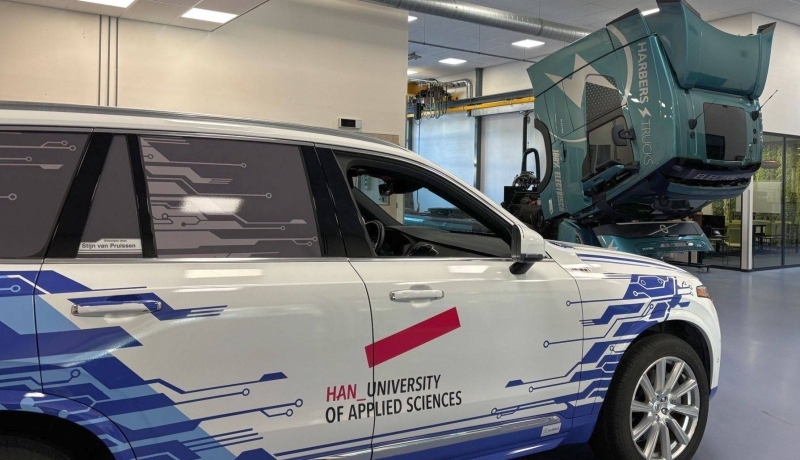 Kijkje in het Engineering Automotive Research Lab op de HAN in Arnhem. Op de voorgrond de nieuwe Volvo XC90. Op de achtergrond een elektrische truck, de Volvo FM Electric.