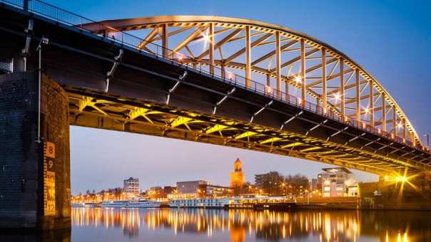 verlichte brug