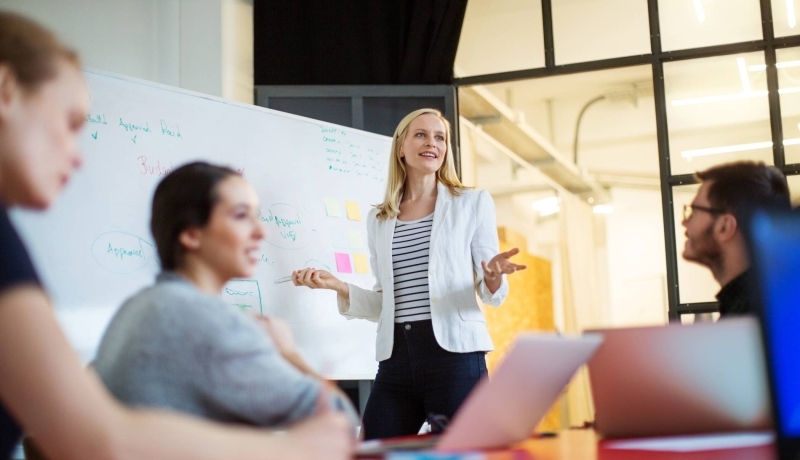 Deelnemers aan de post-hbo opleiding Contentstrategie en contentmarketing werken samen een customer journey uit met post-its op de HAN campus Arnhem.