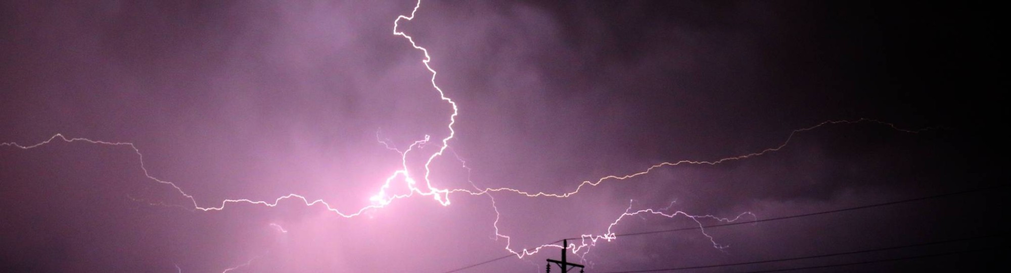 elektriciteit, hoogspanningsmast wordt geraakt door bliksem