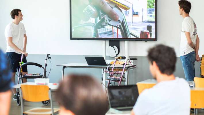 Studenten kijken in de klas naar een presentatie van hun project