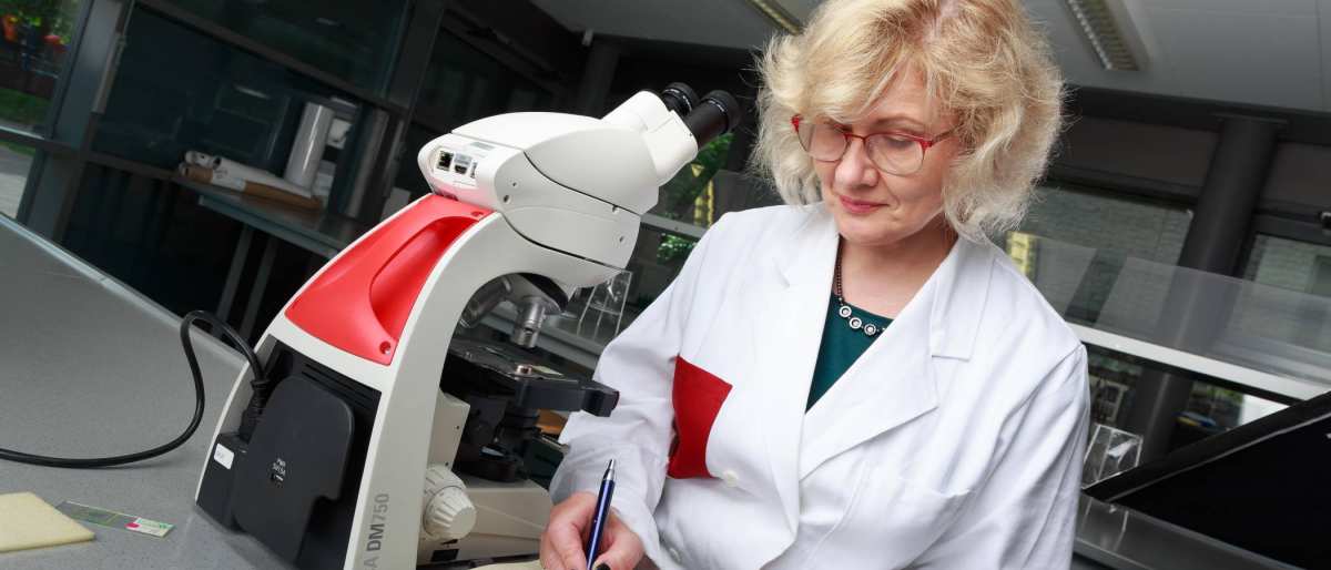 Cursist Anna Czerednik aan het werk met een microscoop