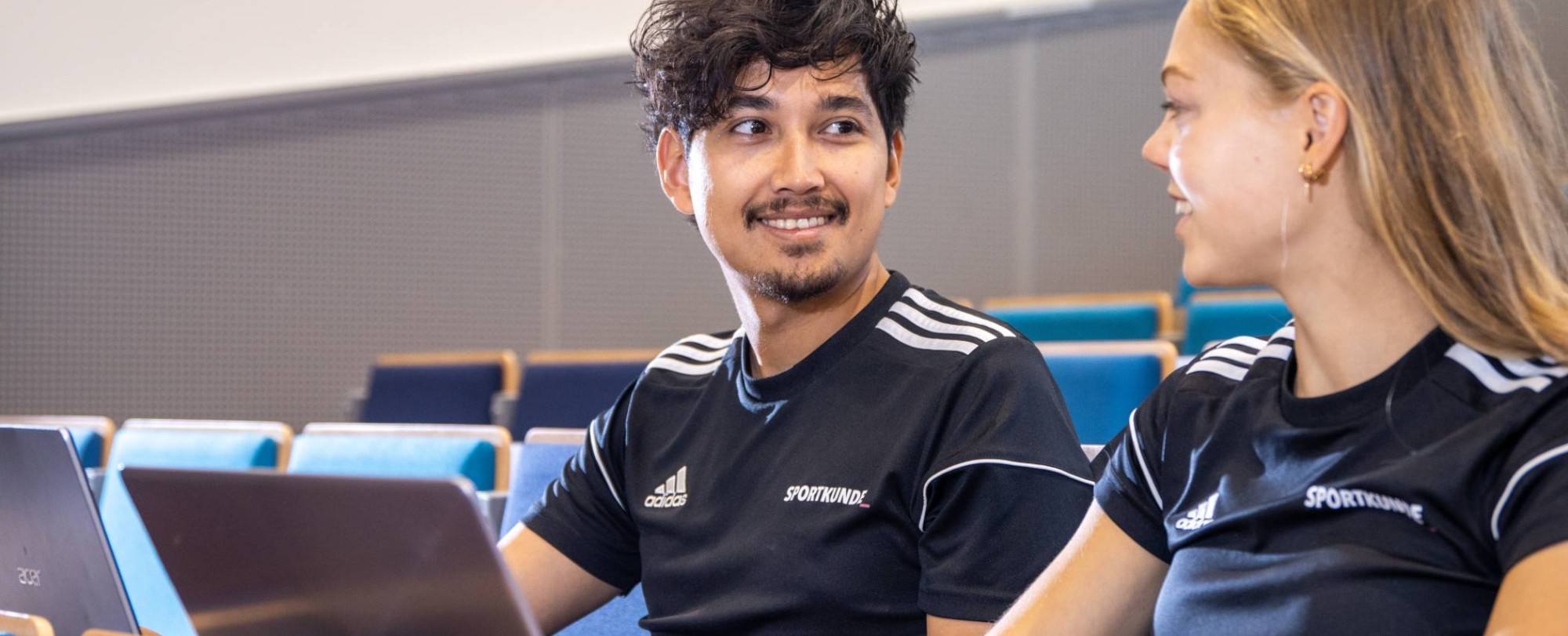 sportkunde liggende foto studenten in hoorcollege zaal randy en carlijn 2022