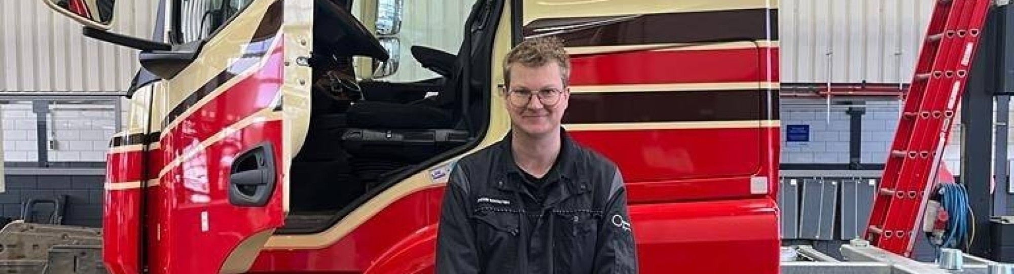 Post-hbo cursist Jacob Schouten in de werkplaats van zijn werkgever waar hij de kennis van basis cursus Autotechniek toepast.