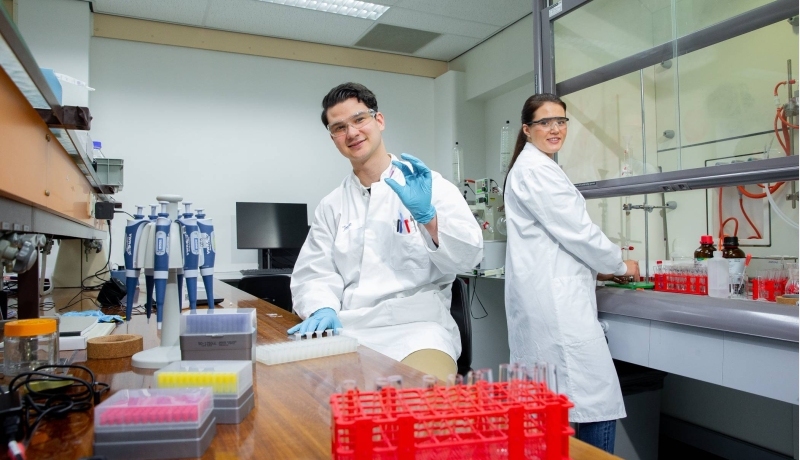Meerle Samuels en Jesse Benning werken aan een praktijkopdracht voor de minor Drug Discovery in Oss