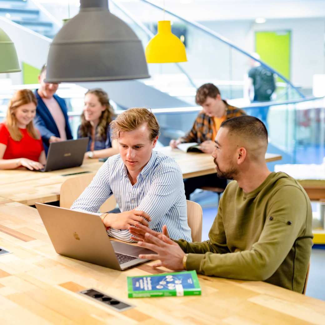 Facility Management, foto 8219, studenten aan het werk op de laptop, samenwerken
